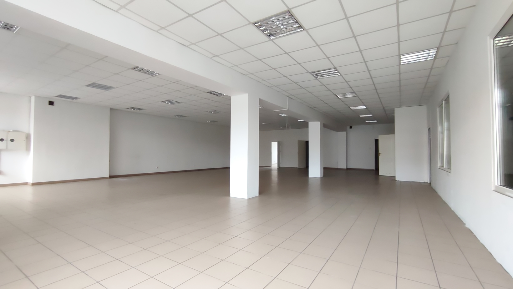 Przestronny lokal użytkowy w Koninie z podwieszanym sufitem.